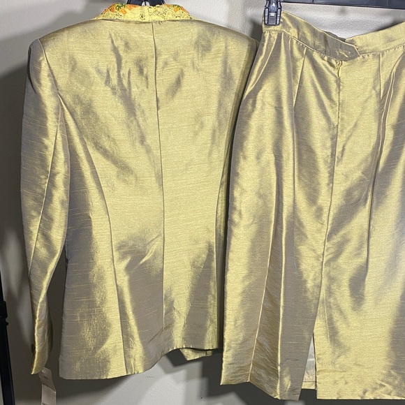 Gold Women's Skirt Set with Floral Collar - Picture 3 of 3